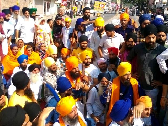 Sikh protestors barring Akali leaders from entering the gurdwara in Kapurthala(HT Photo) Sikh protestors barring Akali leaders from entering the gurdwara in Kapurthala(HT Photo)