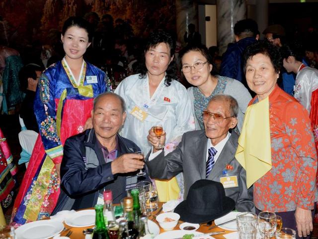 North Korean Kim Joo-Sung (2nd R) poses with his South Korean relatives during a lunch after their individual meetings at the Mount Kumgang resort on the North's southeastern coast. (AFP Photo)