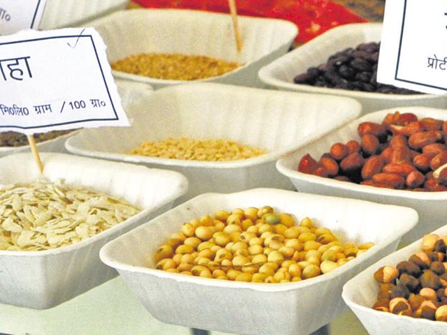 As per the notification, a wholesaler can keep a stock of 2000 quintals and a retailer not more than 25 quintals. The order shall expire on September 30, 2016.(HT file photo)