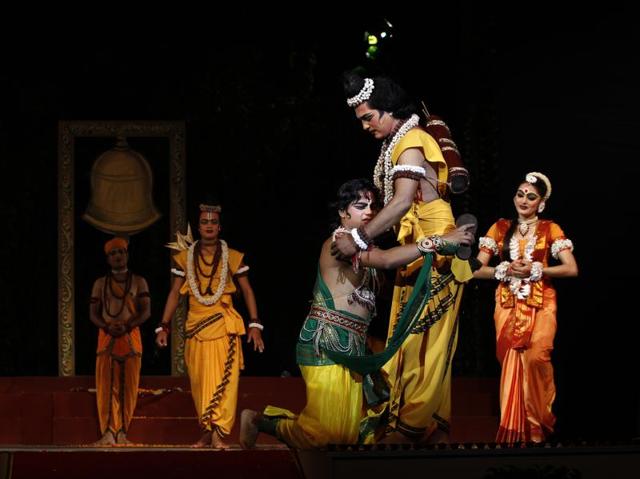 Scene from the Ramlila held at the Shriram Bharatiya Kala Kendra in New Delhi (Ajay Aggarwal/HT Photo)