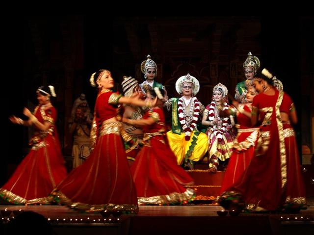 Ram Rajyabhishek in Ayodhya: Scene from the Ramlila held at the Shriram Bharatiya Kala Kendra in New Delhi (Ajay Aggarwal/HT Photo)