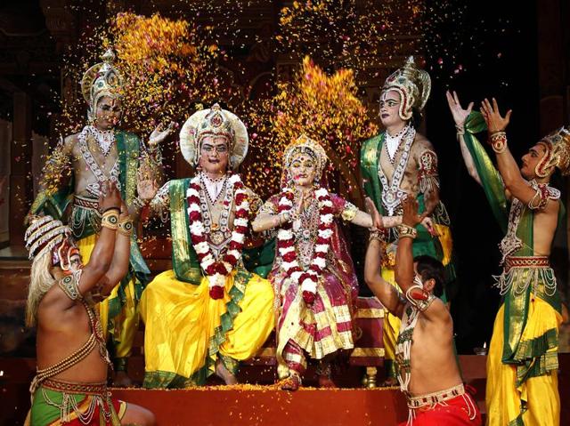 Ram Rajyabhishek in Ayodhya: Scene from the Ramlila held at the Shriram Bharatiya Kala Kendra in New Delhi (Ajay Aggarwal/HT Photo)