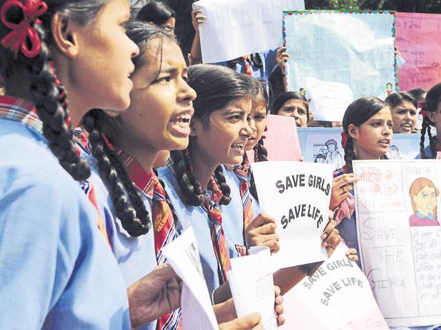Schoolgirls protest outside the Senior Superintendent of Police’s office in Noida on Tuesday.(Burhaan Kinu/HT photo)