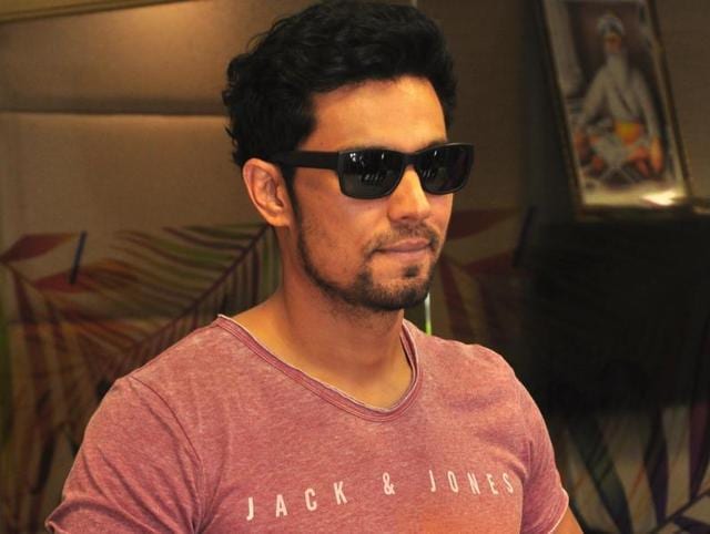 Rohtak-born actor Randeep Hooda to play Sarbjeet.(Karun Sharma/HT Photo)