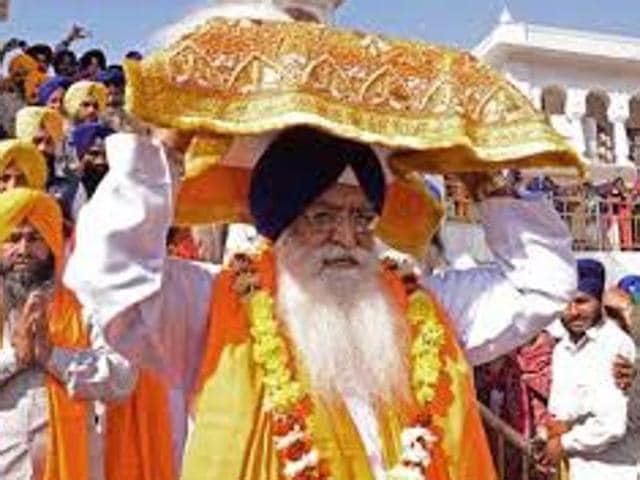 Jathedar Giani Jagtar Singh carrying the Guru Granth Sahib (HT Photo) Jathedar Giani Jagtar Singh carrying the Guru Granth Sahib (HT Photo)