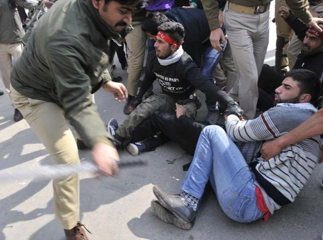 Policeman beat Kashmiri Shiite Muslims who held a religious procession defying restrictions in Srinagar,India, Thursday. Authorities on October 22 imposed restrictions in parts of Srinagar,to thwart planned Muharram processions. (Waseem Andrabi/ HT Photo)