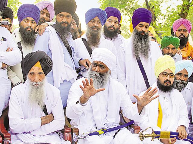 Panthpreet Singh and other Sikh leaders interacting with the media during a press conference in Bathinda.(Sanjeev Kumar/HT Photo)