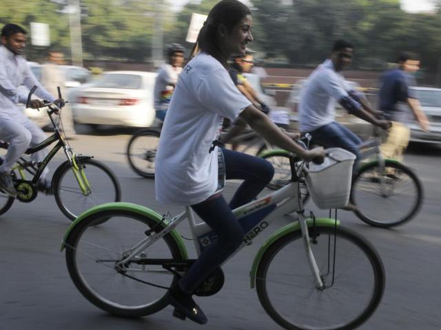Delhi MLA Alka Lamba also participated in the cycle rally from Red Fort to Bhagwan Das Marg, a five kilometre stretch generally prone to traffic. (Sonu Mehta/ HT Photo)