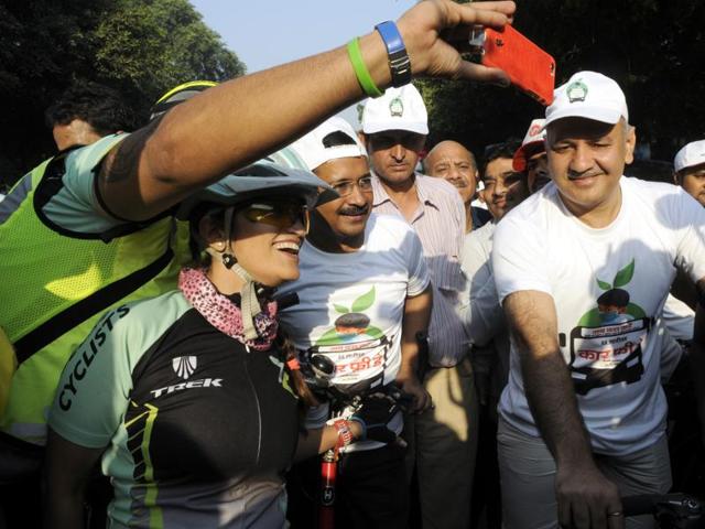 Women cyclists take ‘selfies’ with chief minister Arvind Kejriwal and deputy CM Manish Sisodia during the cycle rally in Delhi. (Sonu Mehta/ HT Photo)