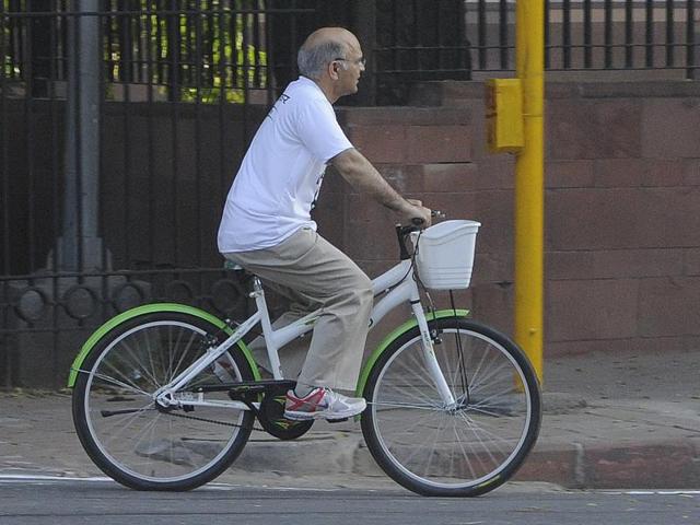 Delhi chief secretary KK Sharma rides a bicycle at the Capital’s first ‘Car-Free Day’ rally, aimed at encouraging citizens to use public and environment-friendly modes of transportation. (Sonu Mehta/ HT Photo)