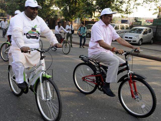 Miniser Imrran Hussan and other MLA's participated in a cycle rally from Red Fort to Bhagwan Das Marg. (Sonu Mehta/ HT Photo)
