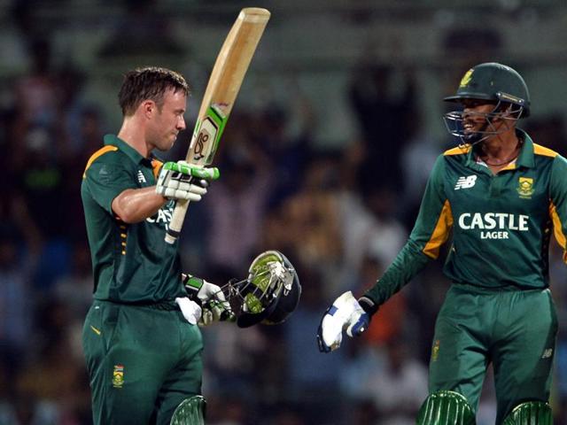 South African captain AB de Villiers (L) celebrates a century with partner Aaron Phangiso. (AFP Photo)