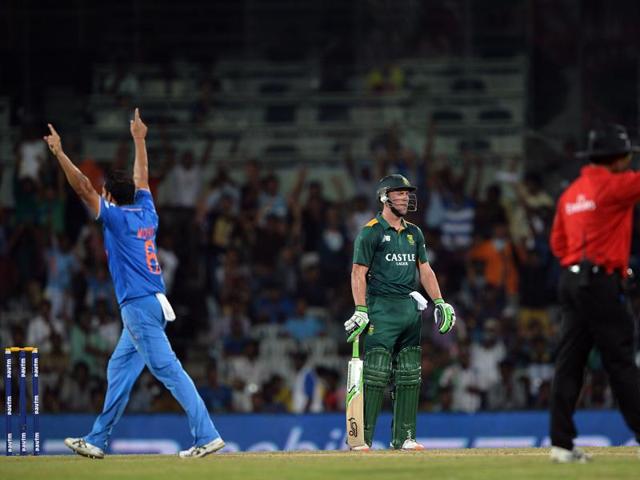India’s Mohit Sharma, left, appeals while AB de Villiers, centre, looks on. (AFP Photo)