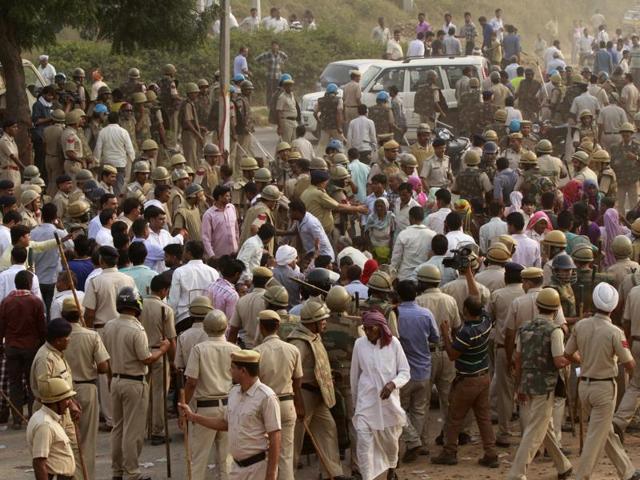 Villagers of Sunpedh village, where two kids of a Dalit family were allegedly burnt alive by upper-caste Rajputs, blocked the Faridabad-Ballabhgarh highway. They were demanding arrest of the accused, in Haryana.(Sanjeev Verma/ HT Photo)