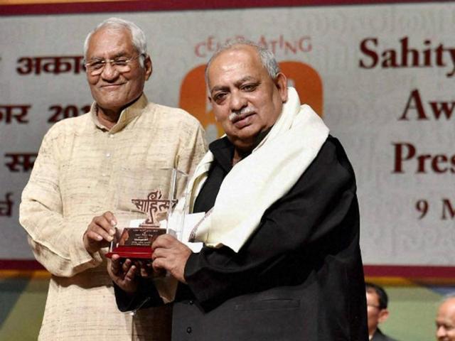 Sahitya Kala Akademi President, Vishwanath Prasad Tiwar honors Munawwar Rana during the Sahitya Kala Academy awards 2014 function. (PTI Photo) Sahitya Kala Akademi President, Vishwanath Prasad Tiwar honors Munawwar Rana during the Sahitya Kala Academy awards 2014 function. (PTI Photo)