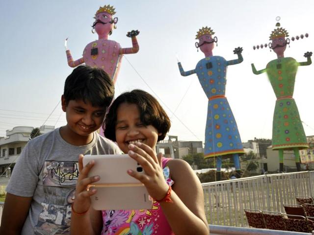 The concept of 'selfie with Ravana' became a hit among youngsters at the Kavi Nagar Ramlila ground in Ghaziabad. (Sakib Ali /Hindustan Times)