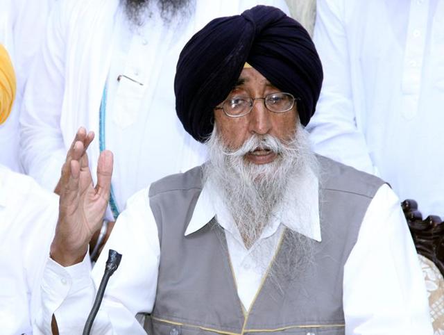 At a press conference on Wednesday here, Shiromani Akali Dal (Amritsar) president Simranjit Singh Mann said that until the ‘bir’ stolen from Burj Jawahar Singh Wala village was recovered and subjected to forensic tests to confirm that pages found in Bargari were from it, it was hard to believe the police.(HT Photo)