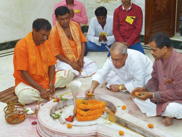 Pranab Mukherjee (C) performs rituals at a temple in his village in West Bengal’s Birbhum. Mukherjee has invoked Goddess Durga to convey India’s cultural diversity. (AFP/ RASHTRAPATI BHAVAN) Pranab Mukherjee (C) performs rituals at a temple in his village in West Bengal’s Birbhum. Mukherjee has invoked Goddess Durga to convey India’s cultural diversity. (AFP/ RASHTRAPATI BHAVAN)