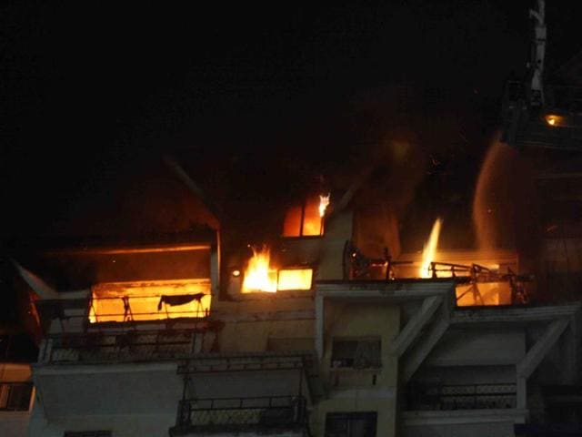 The fire broke out at a flat in the Seawoods Estate of Nerul on the Palm Beach road. it spread from the 15th floor to the 17th floor. (HT) The fire broke out at a flat in the Seawoods Estate of Nerul on the Palm Beach road. it spread from the 15th floor to the 17th floor. (HT)