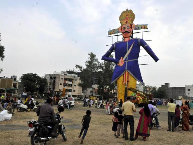 Jain Sahab Ravanwale alias Kalu Jain claims himself to be the Indore’s first professional Ravana effigy maker.(Photo for representation) Jain Sahab Ravanwale alias Kalu Jain claims himself to be the Indore’s first professional Ravana effigy maker.(Photo for representation)