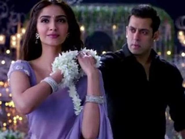 Salman Khan and Sonam Kapoor in a still from Prem Ratan Dhan Payo song Jalte Diye.(YOUTUBE GRAB) Salman Khan and Sonam Kapoor in a still from Prem Ratan Dhan Payo song Jalte Diye.(YOUTUBE GRAB)