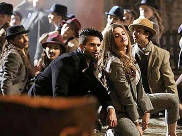 Vishal Dadlani and Anusha Mani have lent their voices for Gulaabo, a peppy number from Shaandaar. (YOUTUBE GRAB)