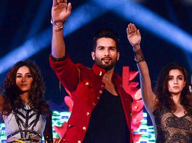 Shahid Kapoor and Alia Bhatt in a still from the title track of Shaandaar. (twitter)