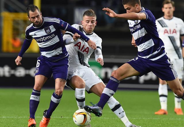 Tottenham's Harry Kane (C) vies for the ball with Anderlecht's Steven Dufour (L) and Leander Dendoncker during the UEFA Europa League Group J football match between RSC Anderlecht and Tottenham Hotspur FC at the Constant Vanden Stock stadium, in Brussels. (AFP Photo) Tottenham's Harry Kane (C) vies for the ball with Anderlecht's Steven Dufour (L) and Leander Dendoncker during the UEFA Europa League Group J football match between RSC Anderlecht and Tottenham Hotspur FC at the Constant Vanden Stock stadium, in Brussels. (AFP Photo)