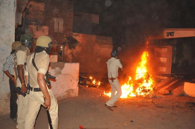 Vehicles were set ablaze in overnight clashes between two communities in Madhya Pradesh’s Khargone city. (HT Photo)