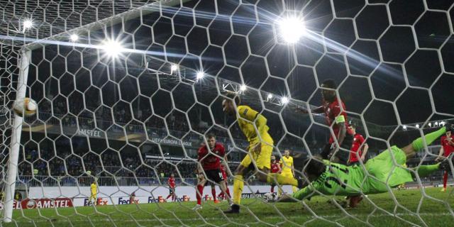 Borussia Dortmund's Pierre-Emerick Aubameyang (C, front) scores his third goal past Qabala's goalkeeper Dmytro Bezotosniy (R) during their Europa League group C soccer match at the Backcell Arena in Baku, Azerbaijan. (Reuters Photo) Borussia Dortmund's Pierre-Emerick Aubameyang (C, front) scores his third goal past Qabala's goalkeeper Dmytro Bezotosniy (R) during their Europa League group C soccer match at the Backcell Arena in Baku, Azerbaijan. (Reuters Photo)