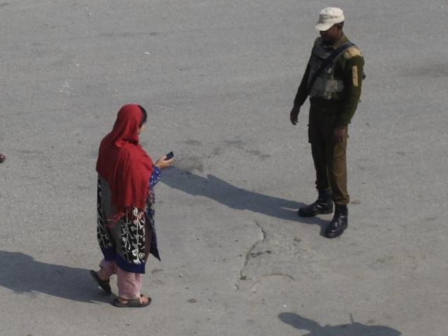 Violent clashes were reported for the fifth consecutive day from Anantnag following the death of Zahid Ahmed, the youth injured in the petrol bomb attack in Udhampur, last Sunday. (Waseem Andrabi/ HT )