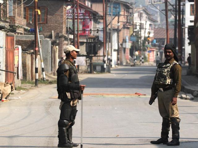 The authorities placed Geelani and other prominent separatists, including Yasin Malik, under house arrest. (Waseem Andrabi/ HT)