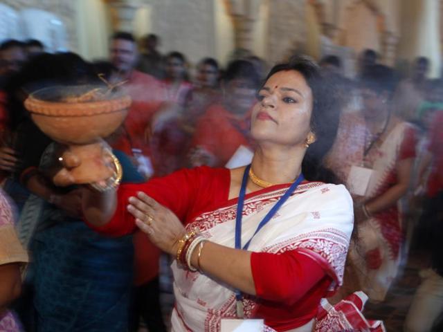 Dhunachi aarti at Sindoor Khela Utsav celebrated before Goddess Durga visarjan, celebrated by married woman at Banga Maitri Sansad, in Mumbai, India. (Vidya Subramanian/ Hindustan Times)