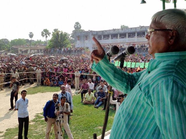 RJD chief Lalu Prasad addressing an election rally in Bihar.(PTI Photo) RJD chief Lalu Prasad addressing an election rally in Bihar.(PTI Photo)