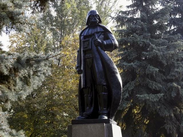 A worker sweeps leaves off a monument to the character Darth Vader from "Star Wars", which was rebuilt from a statue of Soviet state founder Vladimir Lenin, in Odessa, Ukraine, October 23, 2015.(REUTERS Photo)