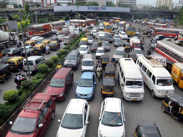 The stretch between Kalanagar and BKC junctions sees crippling jams during peak hours as traffic merges there from five directions.(File photo)