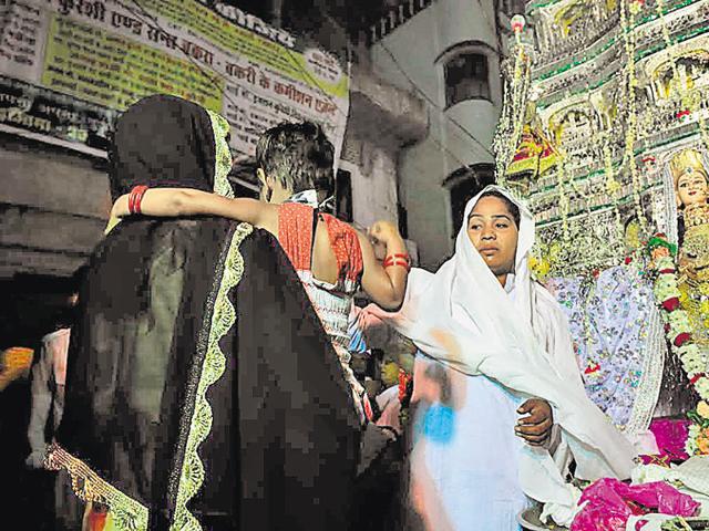 A woman brings her child to pay respect to the Eunuchs’ Tazia in Bhopal. The tazia was immersed later in the night. (Mujeeb Faruqui/HT photo) A woman brings her child to pay respect to the Eunuchs’ Tazia in Bhopal. The tazia was immersed later in the night. (Mujeeb Faruqui/HT photo)