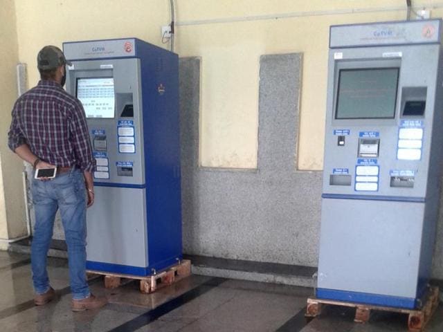 The passengers are finding the machines too technical to operate and hence prefer to buy their tickets from the ticket counters.(HT Photo) The passengers are finding the machines too technical to operate and hence prefer to buy their tickets from the ticket counters.(HT Photo)