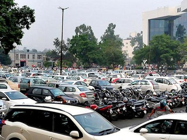 The agenda for increasing the parking lots, revision of parking rates and to introduce the smart card for public convenience would be placed in the civic body’s House meeting on October 29. (HT Photo) The agenda for increasing the parking lots, revision of parking rates and to introduce the smart card for public convenience would be placed in the civic body’s House meeting on October 29. (HT Photo)