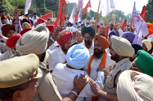 Police preventing farmers’ march to Punjab revenue minister Bikram Singh Majithia’s residence in Amritsar on Friday. (Sameer Sehgal/HT Photo) Police preventing farmers’ march to Punjab revenue minister Bikram Singh Majithia’s residence in Amritsar on Friday. (Sameer Sehgal/HT Photo)