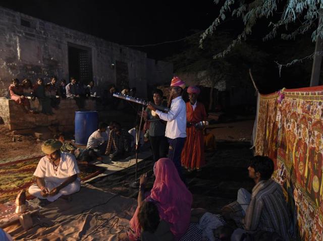 A member of the Raika community performing ‘Paboji ka phad’ for the village on Dusshera at Ujaliya village in Rajasthan. (Saumya Khandelwal/Hindustan Times)