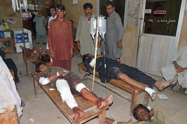 Injured suicide blast victims lie on hospital tables after a suicide blast targeting a Shiites procession in the southern Pakistani city of Jacobabad on October 23, 2015. (AFP Photo) Injured suicide blast victims lie on hospital tables after a suicide blast targeting a Shiites procession in the southern Pakistani city of Jacobabad on October 23, 2015. (AFP Photo)