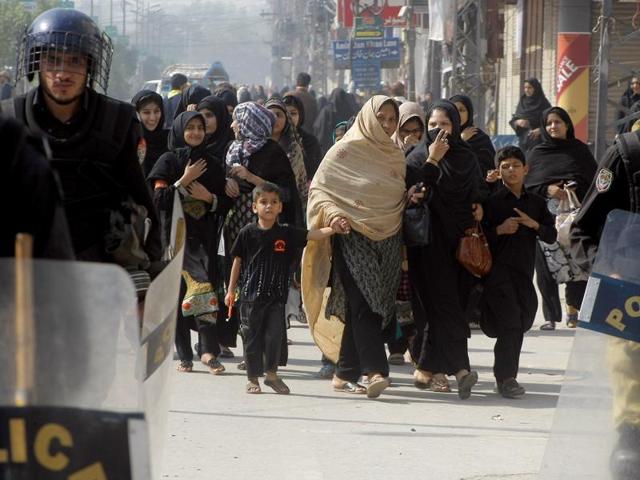 People stand at the site of a suicide bombing in Jacobabad, Sindh province, Pakistan, October 23, 2015. The suicide bomber killed at least 22 people during a Moharram procession by the minority SHia group. (REUTERS Photo) People stand at the site of a suicide bombing in Jacobabad, Sindh province, Pakistan, October 23, 2015. The suicide bomber killed at least 22 people during a Moharram procession by the minority SHia group. (REUTERS Photo)