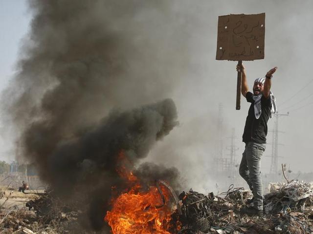 Israeli security forces stand guard as they prevent Palestinians from approaching the Al-Jalama checkpoint, located north of the West Bank town of Jenin, after a Palestinian man reportedly carried out a stabbing attack on a private security guard at the checkpoint on October 24, 2015.(AFP Photo) Israeli security forces stand guard as they prevent Palestinians from approaching the Al-Jalama checkpoint, located north of the West Bank town of Jenin, after a Palestinian man reportedly carried out a stabbing attack on a private security guard at the checkpoint on October 24, 2015.(AFP Photo)