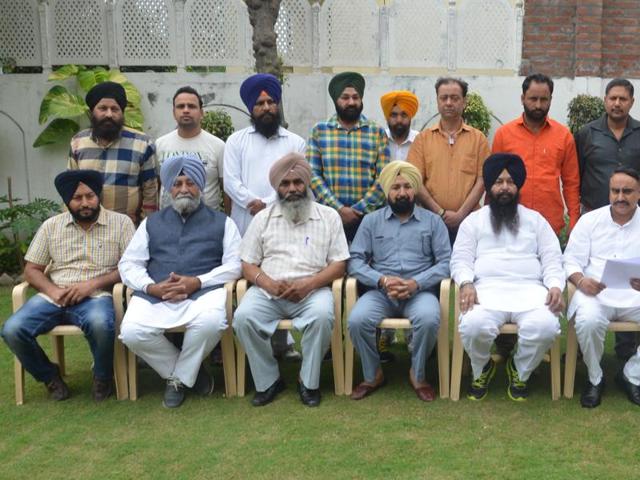 Various Akali workers, including its circle and ward presidents resigned on Sunday in Amritsar.(HT Photo) Various Akali workers, including its circle and ward presidents resigned on Sunday in Amritsar.(HT Photo)