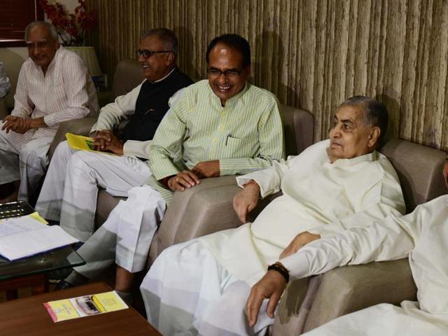 Chief minister Shivraj Singh Chouhan, senior party leader Kailash Joshi and others during BJP state election committee meeting in Bhopal on Sunday.(Mujeeb Faruqui/HT photo) Chief minister Shivraj Singh Chouhan, senior party leader Kailash Joshi and others during BJP state election committee meeting in Bhopal on Sunday.(Mujeeb Faruqui/HT photo)