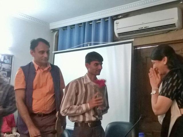 Ashish Chaturvedi being felicitated at Delhi by RSS-affiliated group ‘India Policy Foundation’ for exposing the Vyapam scam. (HT Photo) Ashish Chaturvedi being felicitated at Delhi by RSS-affiliated group ‘India Policy Foundation’ for exposing the Vyapam scam. (HT Photo)