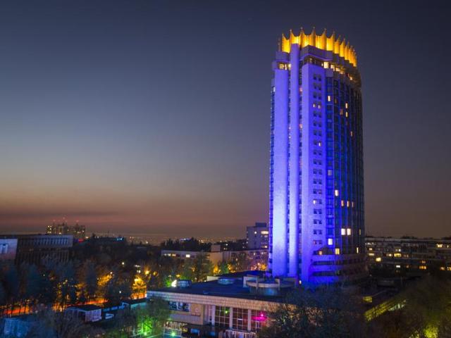 Hotel "Kazakhstan" is lit up in blue to honour the 70th anniversary of the United Nations in Almaty, Kazakhstan. (REUTERS Photo) Hotel "Kazakhstan" is lit up in blue to honour the 70th anniversary of the United Nations in Almaty, Kazakhstan. (REUTERS Photo)