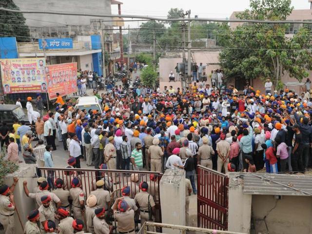 Sikh protesters at Adampur police station near Jalandhar on Sunday. (Pardeep Pandit/HT Photo) Sikh protesters at Adampur police station near Jalandhar on Sunday. (Pardeep Pandit/HT Photo)