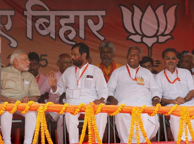 Prime Minister Narendra Modi with Union Minister and LJP Leader Ram Vilas Paswan,Jitanram Majhi, Upendra Kushwaha (right) during an election rally amid Bihar Assembly Elections, in Hazipur near Patna on October 25, 2015.(Hindustan Times)